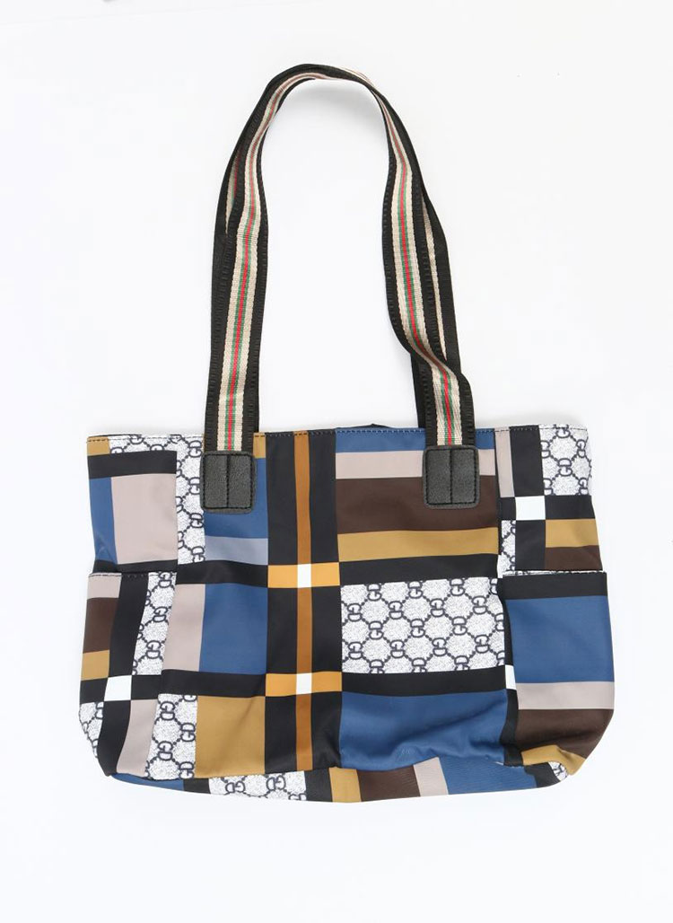 Kepraktisan beg bahu besar semasa perjalanan